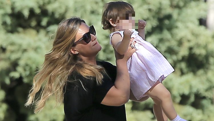 Carlota Corredera lanzando al aire a su hija Alba