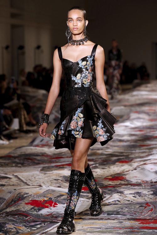 Vestido corto en negro con volante y estampado en el desfile de Alexander MCqueen en la Paris Fashion Week 2016