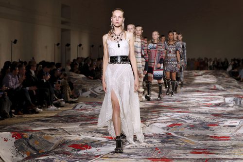 Carrusel en el desfile de Alexander MCqueen en la Paris Fashion Week 2016