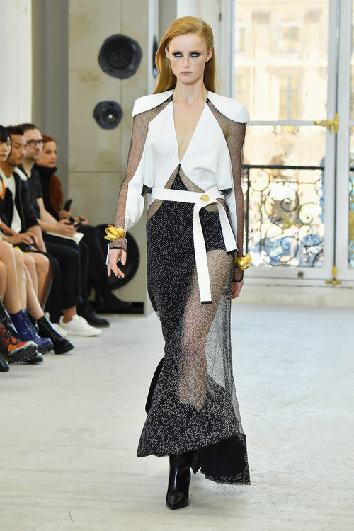 Conjunto print asimétrico en blanco y negro para el desfile de Louis Vuitton en la Paris Fashion Week 2016