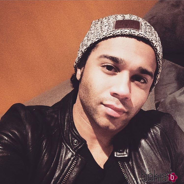 Corbin Bleu's arropado por sus amigos en su gran noche