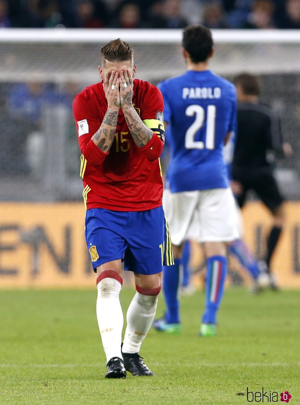 Sergio Ramos lamentándose en el partido de La Roja contra Italia para la clasificación para el Mundial de Rusia 2018