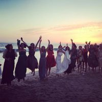Las invitadas a la boda de Paz Padilla saltando