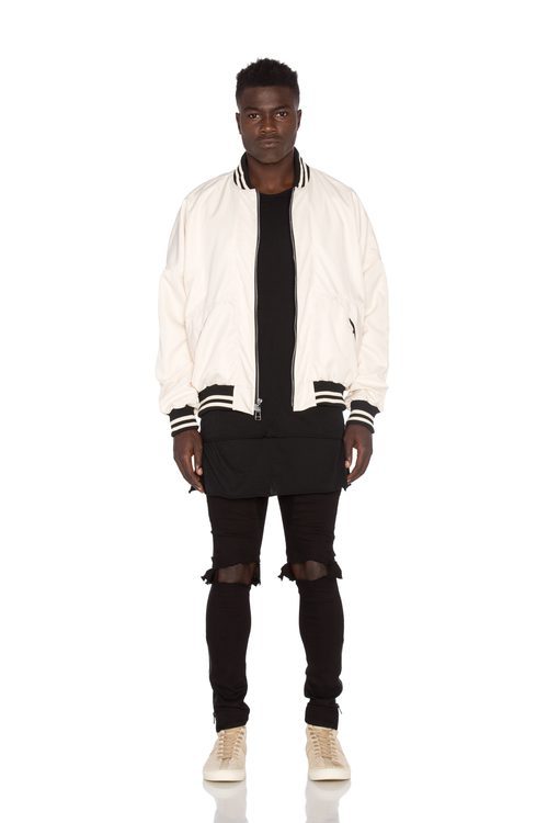Bomber blanca de la colección diseñada por Tyga en colaboración con Daniel Patrick