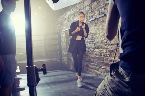 Gigi Hadid con un conjunto fitness de la colección '#PerfectNever' de Reebok