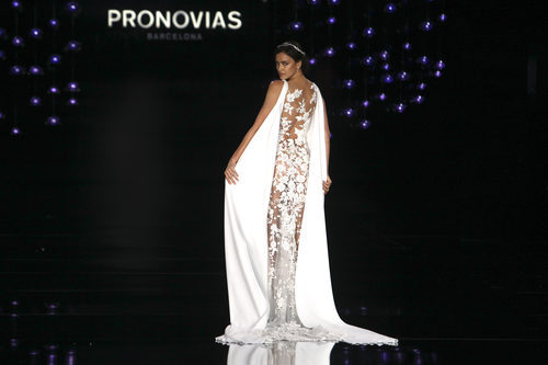 Irina Shayk con un vestido de encaje de la colección 'Atelier 2017' de Pronovias