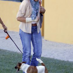 La Infanta Elena escayolada y con un perro en el Concurso de Saltos de Sevilla 2016