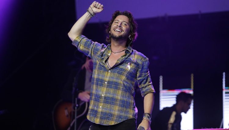 Manuel Carrasco actuando en el concierto 'Por ellas' de Cadena 100