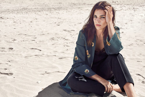 Julia Restoin con un kimono verde de Mango colección 'Journey'