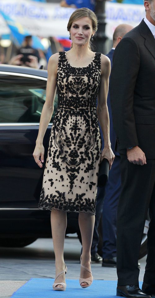 La Reina Letizia con un vestido de Felipe Varela en los Premios Princesa de Asturias 2016