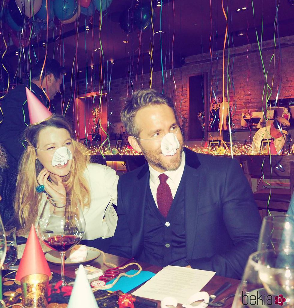 Ryan Reynolds divirtiéndose con Blake Lively en la cena de su 40 cumpleaños