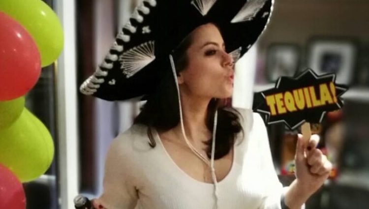 Adriana Torrebejano en la fiesta de cumpleaños mexicana de Blas Cantó