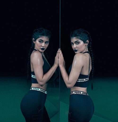 Kylie Jenner posando para la nueva colección de zapatillas 'Fierce' de Puma