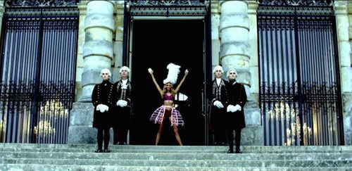 Stella Maxwell en el castillo del Fashion Film de Victoria's Secret