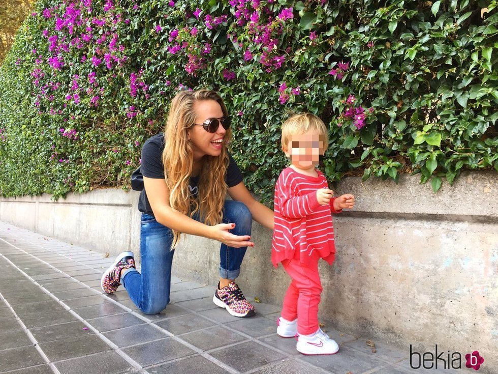 Yoli de 'GH 15', junto a su hija Valeria dando un paseo