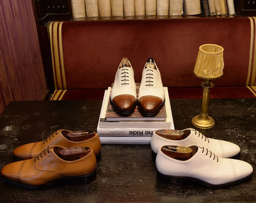 Zapatos Oxford blancos y marrones de Salvatore Ferragamo colección 'Tramezza'