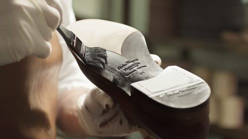Artesano realizando el calzado de Salvatore Ferragamo colección 'Tramezza'