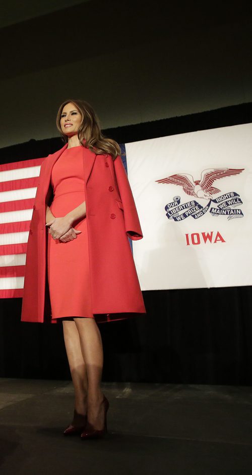 Melania Trump con un look rojo en discurso de campaña en Waterloo