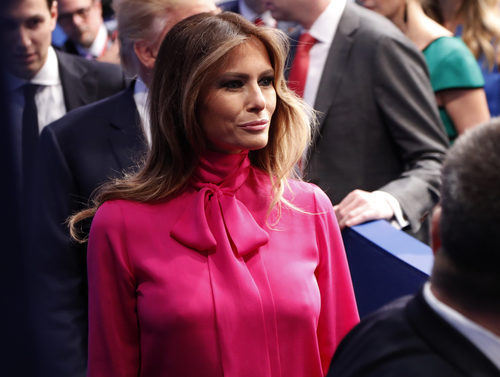 Melania Trump con una camisa 'Pussy Bow' rosa fucsia de Gucci