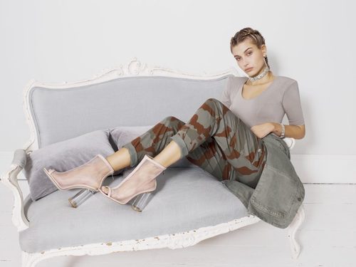 Hailey Baldwin con unos botines transparentes de su propia colección para Public Desire
