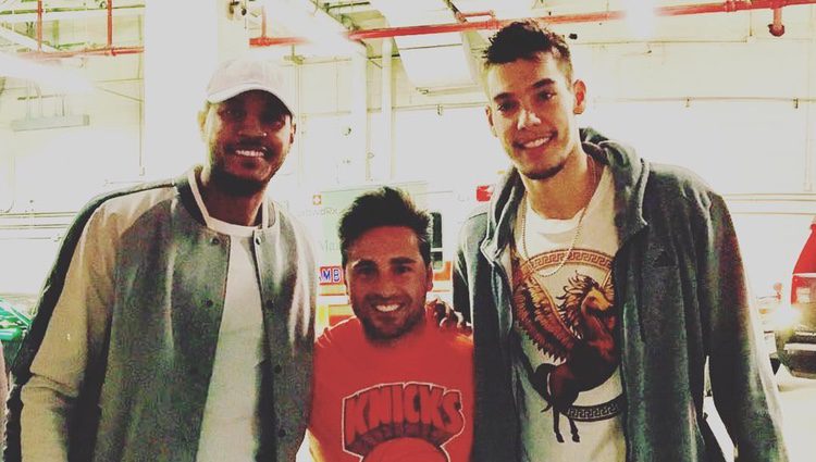 David Bustamante entre Willy Hernangómez y Carmelo Anthony en Nueva York