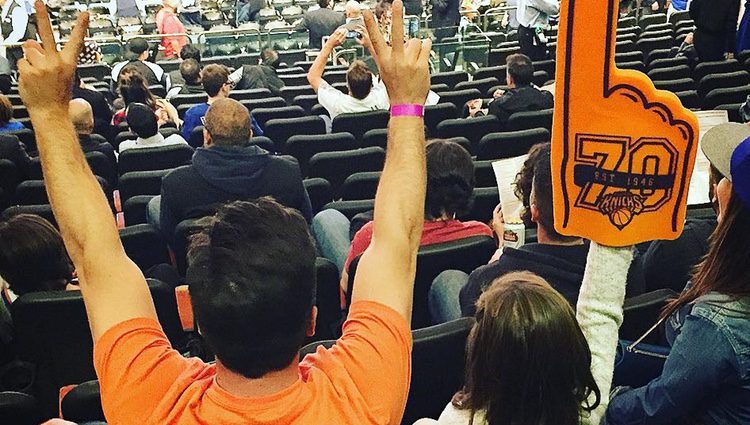 David Bustamante y su hija Daniella viendo un partido de baloncesto en Nueva York