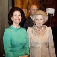 Silvia de Suecia y Beatriz de Holanda en la inauguración de una exposición de Rembrandt en los Museos Vaticanos
