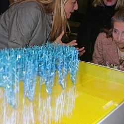 La Infanta Elena observando una de las obras de la exposición 'Miradas de Madrid'