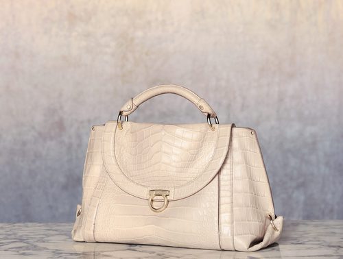 Bolso 'Soft Sofia Saddle' color nude de Salvatore Ferragamo