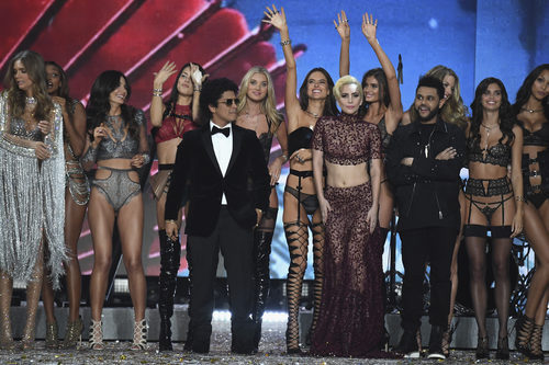 Lady Gaga, Bruno Mars y The Weekend con los ángeles del Victoria's Secret Fashion Show 2016