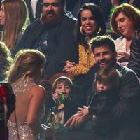 Gerard Piqué y sus hijos Milan y Sasha, felices al ver a Shakira en Los40 Music Awards 2016