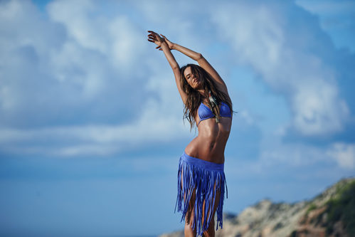Alessandra Ambrosio con una falda de flecos de Ale by Alessandra