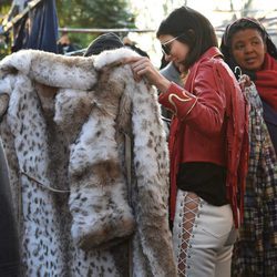 Kendall Jenner mirando ropa en un mercadillo de Notting Hill