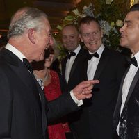 El Príncipe Carlos bromea con Robbie Williams en la Royal Variety Performance 2016