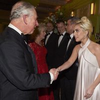 El Príncipe Carlos saluda a Lady Gaga en la Royal Variety Performance 2016