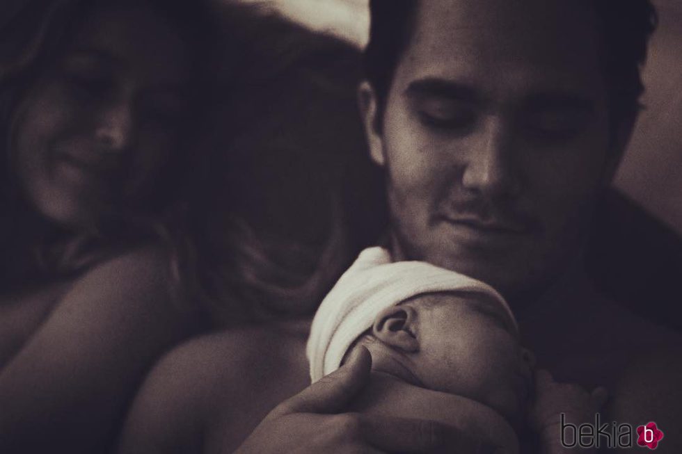 Alexa y Carlos PenaVega presumen de hijo por las redes sociales