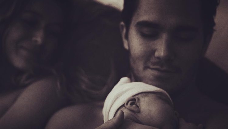 Alexa y Carlos PenaVega presumen de hijo por las redes sociales