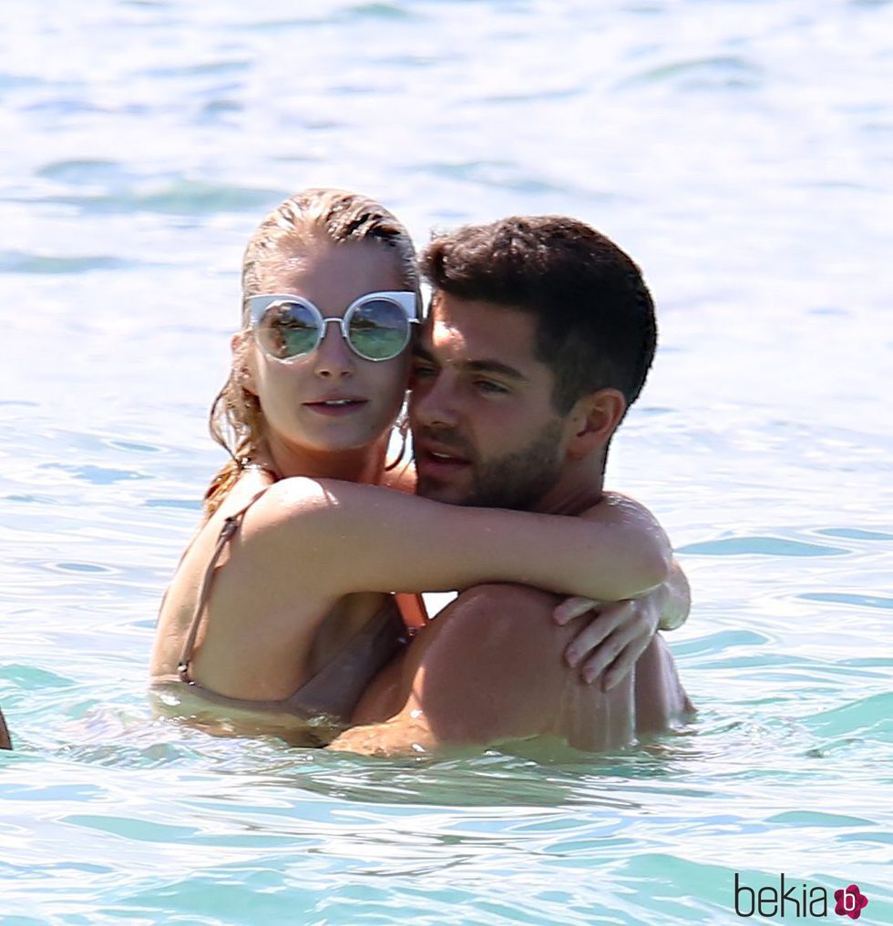 Lottie Moss y Alex Mytton disfrutan de un baño en el mar de Barbados