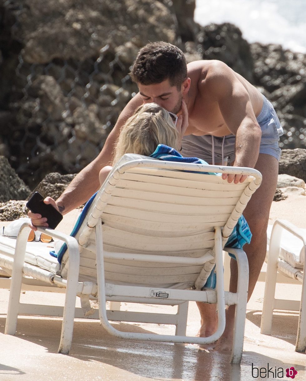 Lottie Moss y Alex Mytton muy cariñosos en una playa de Barbados