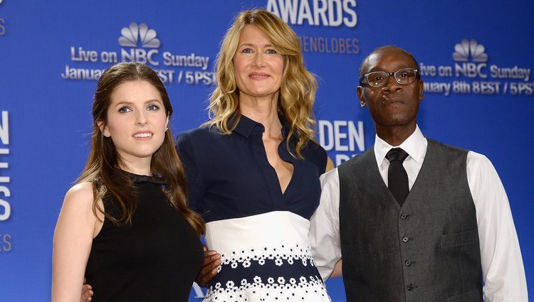 Anna Kendrick, Laura Dern y Don Cheadle anunciando los nominados a los Globos de Oro 2017