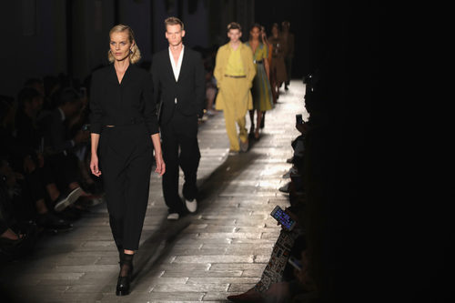 Desfile mixto de Bottega Veneta primavera/verano 2017 en la Milán Fashion Week