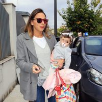 Irene Rosales con su hija Ana en brazos el día de su primer cumpleaños