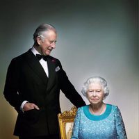 El Príncipe Carlos mira a la Reina Isabel en una imagen conmemorativa de su 90 cumpleaños