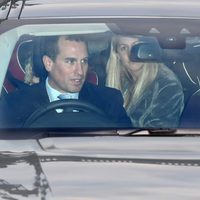 Peter Phillips y Autumn Kelly en el almuerzo prenavideño en Buckingham Palace