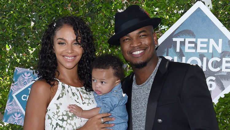 Ne-Yo y Crystal Renay con su hijo Shaffer Chimere Smith Jr en los Teen Choice Awards 2016