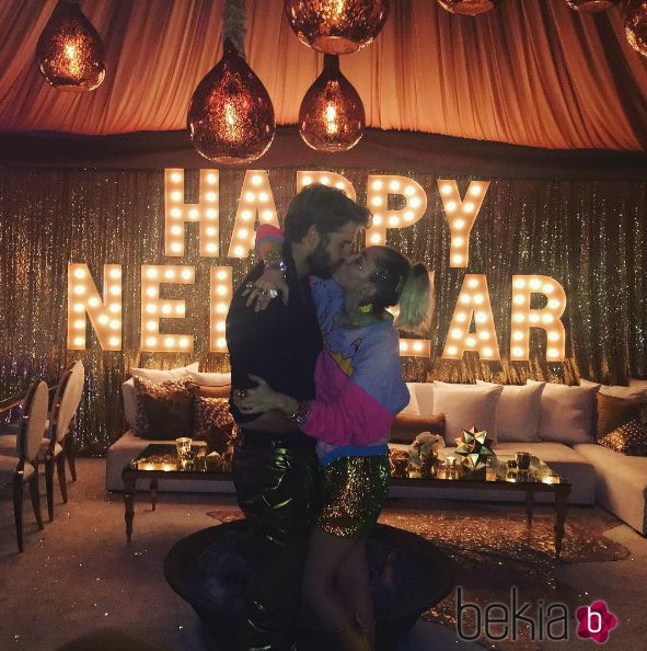 Miley Cyrus y Liam Hemsworth dándose el primer beso de 2017