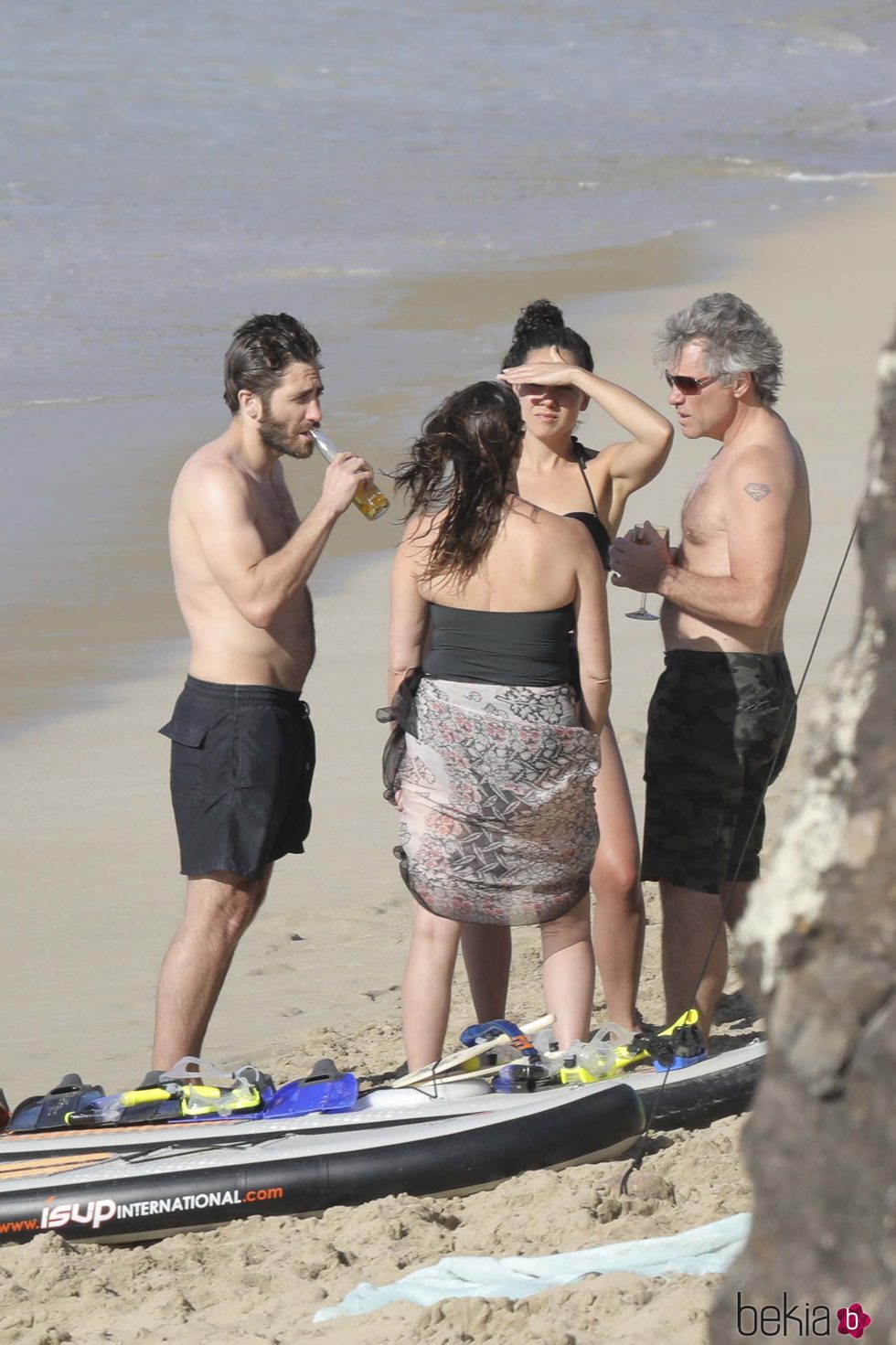 Jake Gyllenhaal junto a Jon Bon Jovi en una escapada a la playa