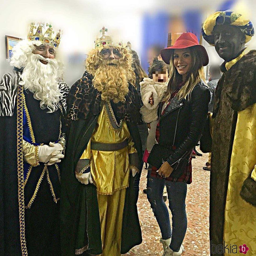 Tamara Gorro y su hija Shaila junto a los Reyes Magos en la localidad valenciana de Cheste