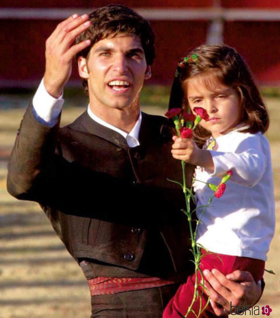 Cayetano Rivera junto a su hija adoptiva Lucía