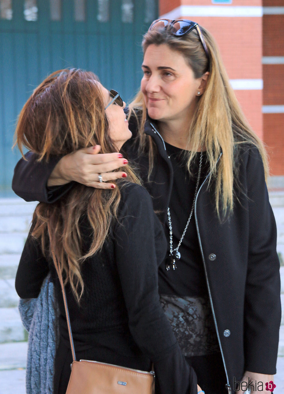 Carlota Corredera acompañando a María Patiño en el funeral de su padre